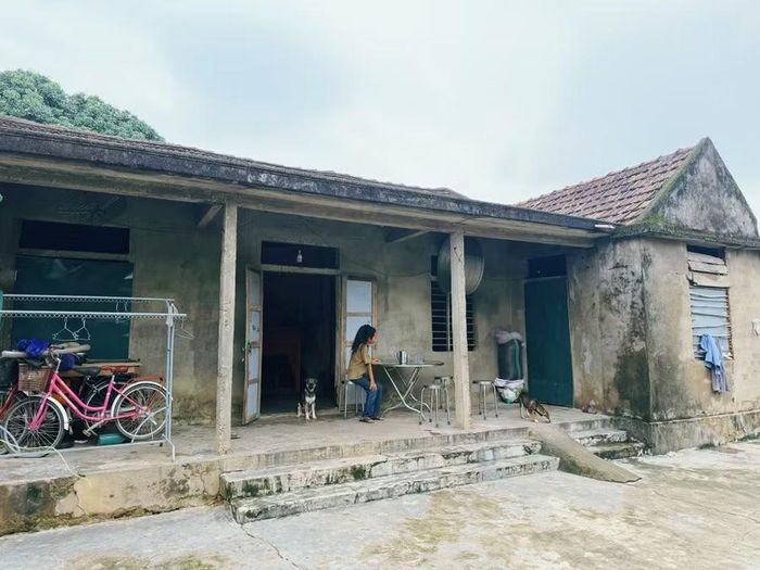 Em Dương Thị Bảo Yến trong căn nhà cũ kỹ, nơi cuộc sống gia đình còn nhiều thiếu thốn.