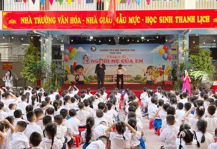 TS Nguyễn Văn Thanh chia sẻ cho học sinh nhiều góc nhìn ý nghĩa về tình mẫu tử, lòng biết ơn.