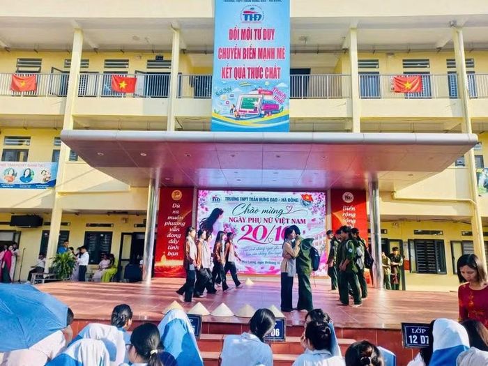 Tiết mục văn nghệ tái hiện đức hi sinh của người phụ nữ Việt Nam trong thời chiến.