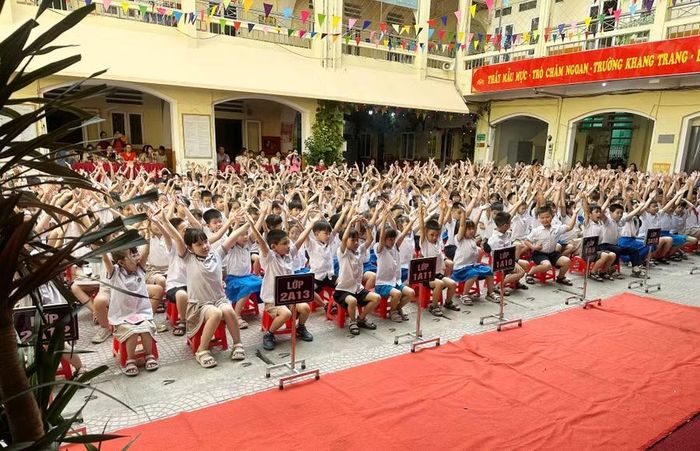 Các em học sinh hào hứng tham gia chương trình.