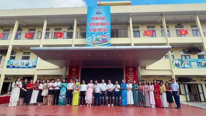 Các đại biểu chụp ảnh lưu niệm.