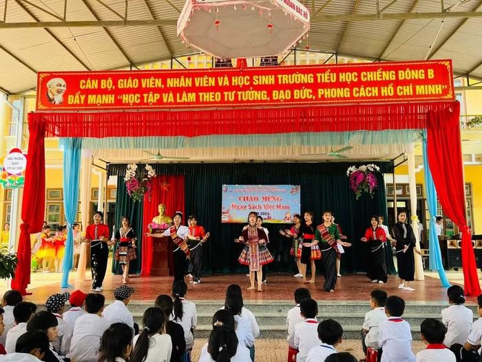 Tiết mục văn nghệ của học sinh Trường THCS Yên Châu 1 trong ngày hội sách.