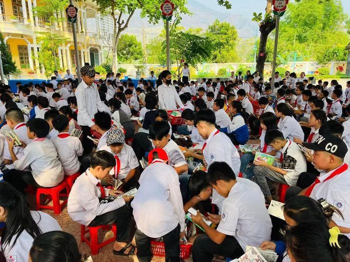 Các học sinh Trường THCS Yên Châu 1 trong buổi học ngoại khóa.