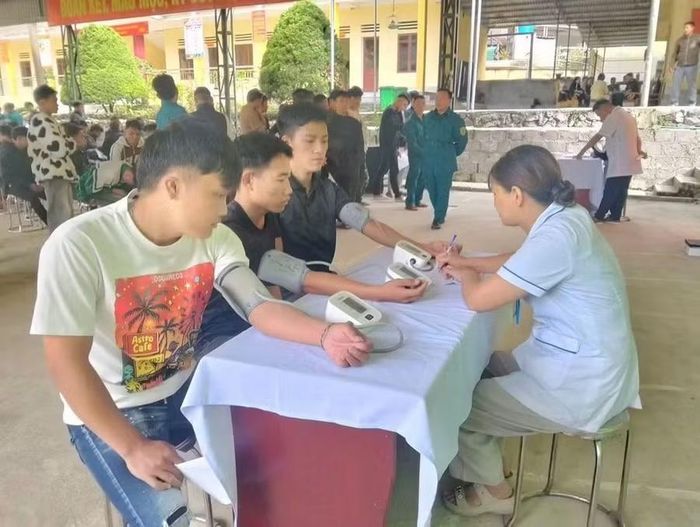 Dịch vụ y tế đến gần với người dân vùng khó khăn.