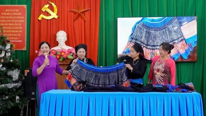 Phụ nữ xã Lũng Cú với nghề truyền thống.