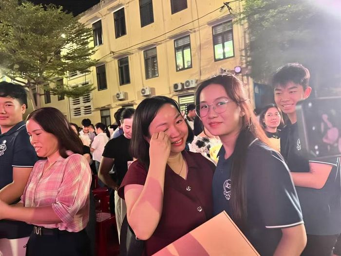 Và giọt nước mắt hạnh phúc đã lăn trên má mẹ.