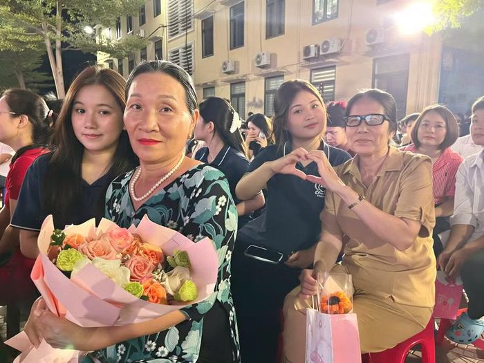 Chương trình 'Nụ cười của mẹ' của Trường THPT Mạc Đĩnh Chi diễn ra tối ngày 20/10.