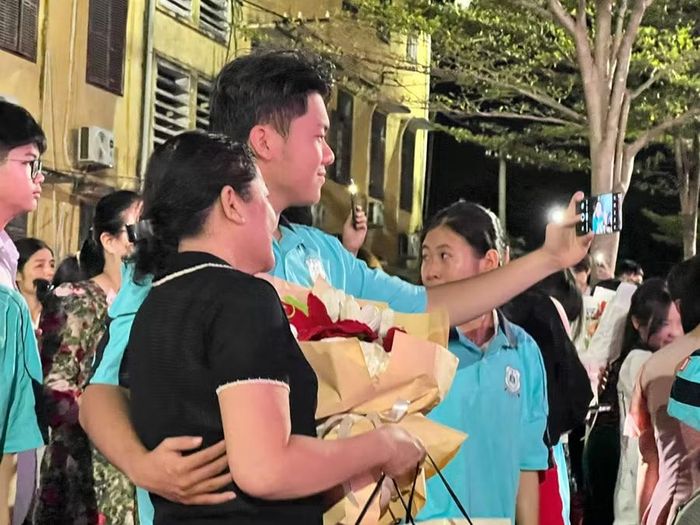 Bức ảnh hạnh phúc của "mẹ và con" nhân "Ngày của mẹ".