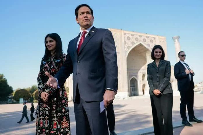 Ngoại trưởng Mỹ Marco Rubio trả lời báo chí tại quảng trường Registan ở thành phố Samarkand, Uzbekistan. (Nguồn: WSLS)