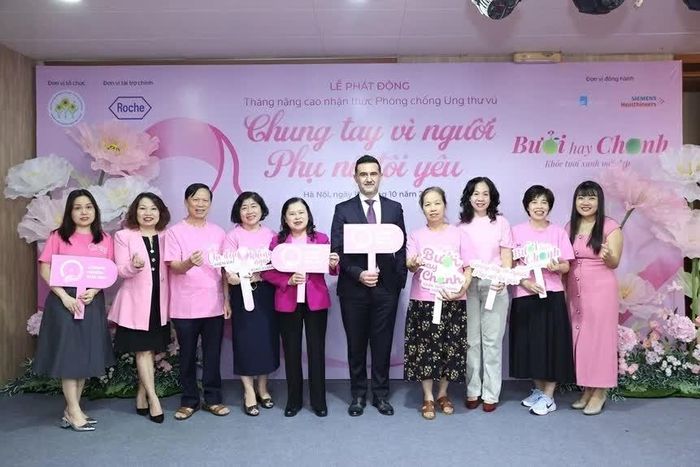 Đại diện các đơn vi tham gia Lễ phát động và Diễn đàn bệnh nhân “Sống trọn hành trình”. (Ảnh: Hồng Châu)