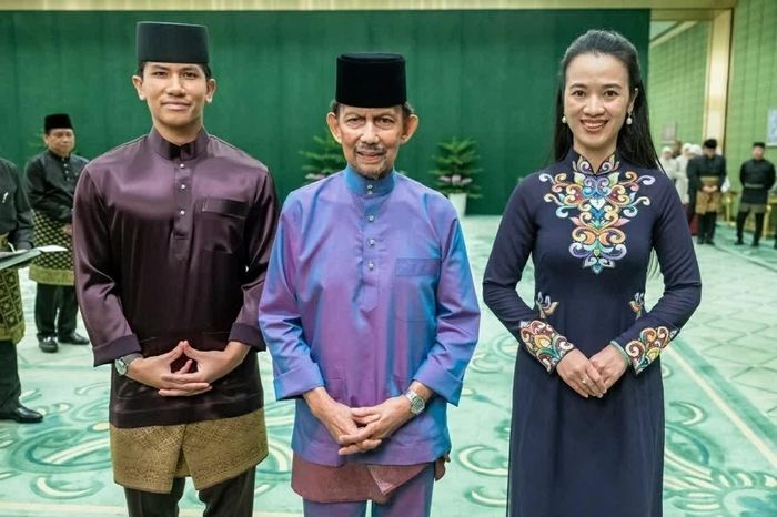 Quốc vương Haji Hassanal Bolkiah và Hoàng tử Abdul Mateen, Bộ trưởng Ngoại giao Brunei chụp ảnh lưu niệm cùng Đại sứ Việt Nam tại Brunei Đỗ Thùy Dương. (Nguồn: Bộ Ngoại giao Brunei)