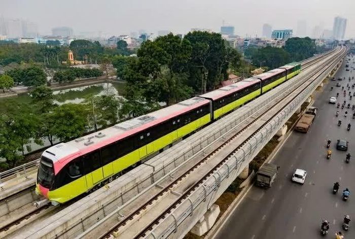 Đoàn tàu tuyến đường sắt đô thị số 3, đoạn Nhổn - Ga Hà Nội vận hành trên cao qua khu vực phía Tây Thủ đô. Đây là một trong những dự án hạ tầng giao thông tiêu biểu cho quan hệ hợp tác giữa Hà Nội với chính phủ Pháp và các định chế tài chính quốc tế. (Nguồn: VGP)