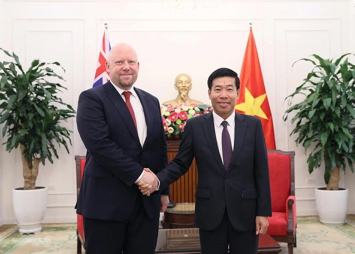 Ủy viên Trung ương Đảng, Phó Bí thư Thường trực Đảng ủy Bộ, Thứ trưởng Ngoại giao Nguyễn Mạnh Cường và Thứ trưởng Ngoại giao New Zealand Grahame Morton đồng chủ trì Tham vấn chính trị Việt Nam - New Zealand lần thứ 14 . (Ảnh: Thành Long)