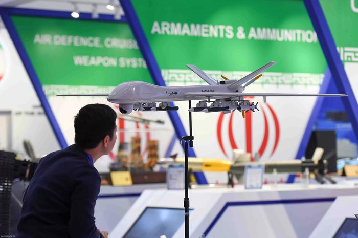 Khách tham quan tại Triển lãm Quốc phòng quốc tế 2024. (Ảnh: Nguyễn Hồng)