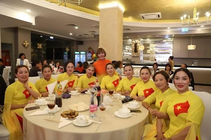 Bên những món ăn truyền thống, những người đến từ các vùng miền khác nhau cùng trò chuyện, sẻ chia, hỏi thăm nhau về cuộc sống. (Ảnh NVCC)