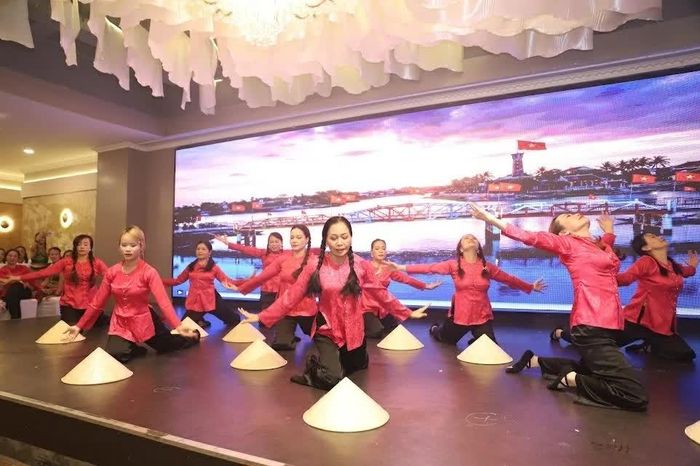 Không khí biểu diễn văn nghệ sôi nổi tại sự kiện. (Ảnh: NVCC)