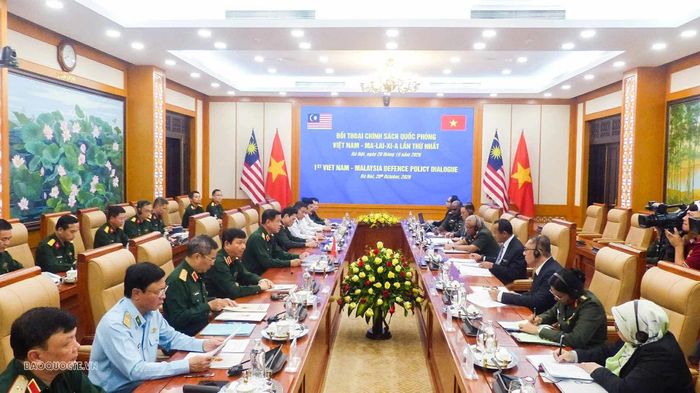 Thứ trưởng Nguyễn Trường Thắng mong muốn Bộ Quốc phòng Malaysia hỗ trợ đào tạo tiếng Anh cho sĩ quan Quân đội nhân dân Việt Nam. (Ảnh: Nguyễn Hồng)