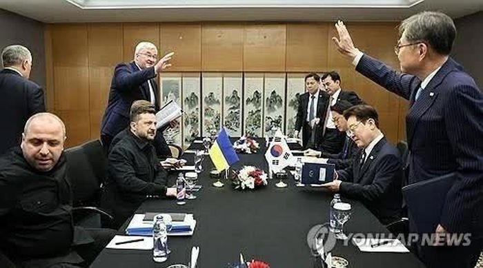 Ngoại trưởng Hàn Quốc Cho Hyun (phải) và người đồng cấp Ukraine Andrii Sybiha chào hỏi nhau trước thềm hội nghị thượng đỉnh giữa Tổng thống Hàn Quốc Lee Jae Myung (thứ 2 từ phải) và Tổng thống Ukraine Volodymyr Zelensky (thứ 2 từ trái) tại một khách sạn ở Ankara, Thổ Nhĩ Kỳ, vào ngày 8/7/2026. (Yonhap)