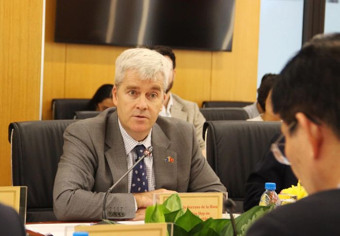 Ông Gonzalo Serrano de la Rosa, Phó Trưởng Ban Hợp tác Phái đoàn Liên minh châu Âu tại Việt Nam chia sẻ tại buổi lễ ký kết. (Nguồn: Bộ Xây dựng)