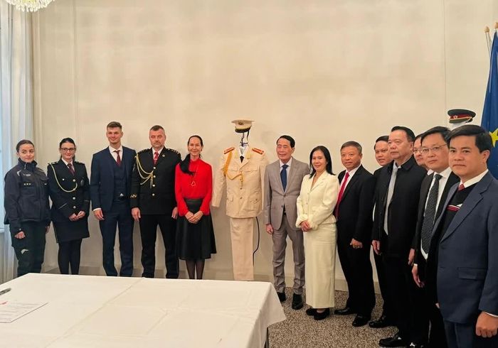 Lễ trao tặng bộ lễ phục Công an Nhân dân Việt Nam cho Bảo tàng Cảnh sát Slovakia. (Nguồn: Đại sứ quán Việt Nam tại Slovakia)