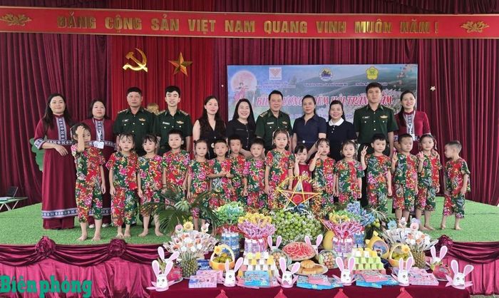 Thượng tá Nguyễn Thanh Hoàng (thứ 5, từ phải sang) cùng các đơn vị tài trợ tặng quà các em thiếu nhi trong Chương trình “Biên cương - Đêm hội trăng rằm” năm 2026. Ảnh: Đơn vị cung cấp