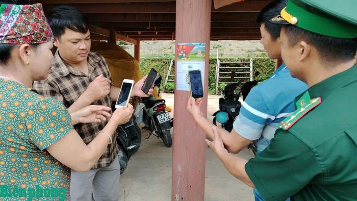 Cán bộ Đồn Biên phòng Pa Thơm hướng dẫn người dân sử dụng “Hòm thư điện tử ẩn danh” để tố giác tội phạm. Ảnh: Đơn vị cung cấp