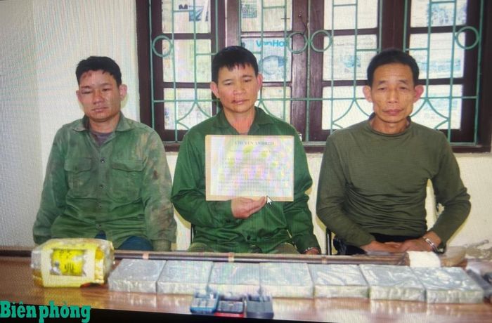 Các đối tượng Cà Văn Tiến, Cà Văn Tướng và Quàng Văn Dương cùng tang vật vụ án. Ảnh: Anh Dũng