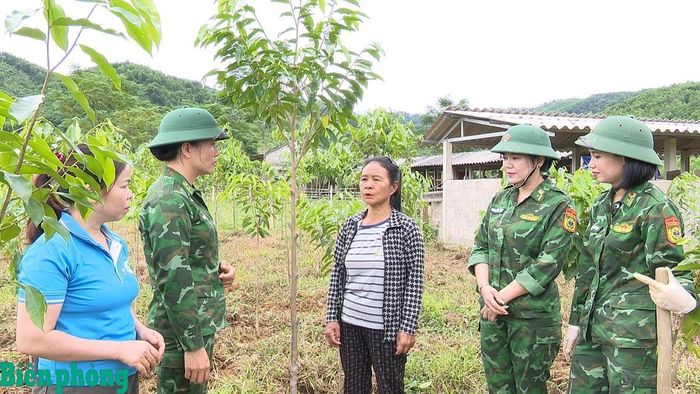 Bà Hồ Thị Nam vui mừng vì vườn cây gió trầm được phụ nữ Bộ đội Biên phòng tỉnh trao tặng phát triển tốt. Ảnh: Thế Mạnh