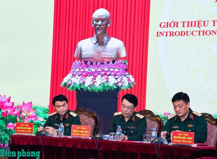 Thiếu tướng Nguyễn Duy Minh, Thiếu tướng Nguyễn Xuân Thủy và Thiếu tướng Nguyễn Đức Tăng (từ trái sang phải) đồng chủ trì họp báo. Ảnh: Dân Chủ