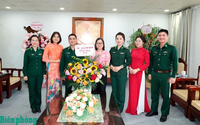 Đại tá Nguyễn Quốc Hiếu tặng hoa chúc mừng Hội Liên hiệp Phụ nữ thành phố Hà Nội nhân ngày 20/10. Ảnh: Tuấn Kiệt