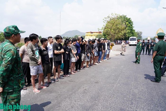 Đồn Biên phòng cửa khẩu quốc tế Tịnh Biên, Bộ đội Biên phòng tỉnh An Giang tiếp nhận công dân Việt Nam vi phạm luật cư trú, do lực lượng chức năng Campuchia trao trả. Ảnh: Tiến Vinh
