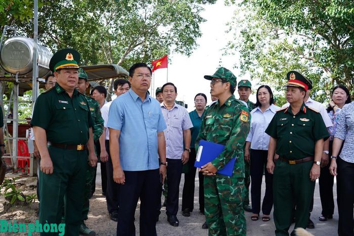 Đại tá Phạm Văn Thắng, Chỉ huy trưởng Ban Chỉ huy Bộ đội Biên phòng tỉnh An Giang (thứ nhất từ trái sang) cùng đoàn công tác Tỉnh ủy, Ủy ban nhân dân tỉnh An Giang kiểm tra về công tác quản lý, bảo vệ biên giới trên địa bàn tỉnh An Giang. Ảnh: Tiến Vinh