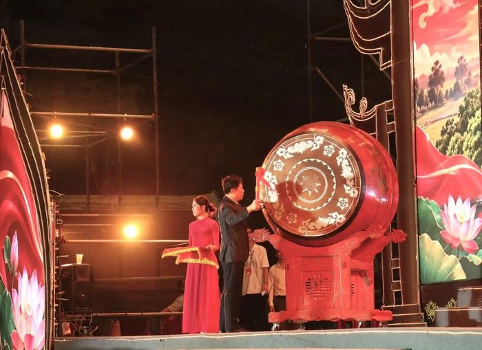 Phó Bí thư Thường trực Tỉnh ủy, Chủ tịch Ủy ban MTTQ Việt Nam tỉnh Hưng Yên Trần Quốc Toản thực hiện nghi thức khởi trống, chính thức khai hội chùa Keo mùa Thu năm 2026. Ảnh: hungyen.gov.vn