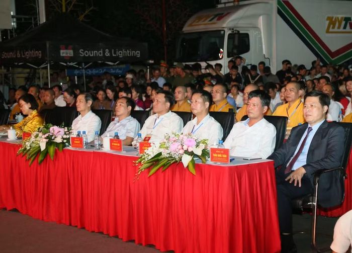 Các đại biểu và đông đảo nhân dân, du khách tham dự khai mạc lễ hội. Ảnh: hungyen.gov.vn