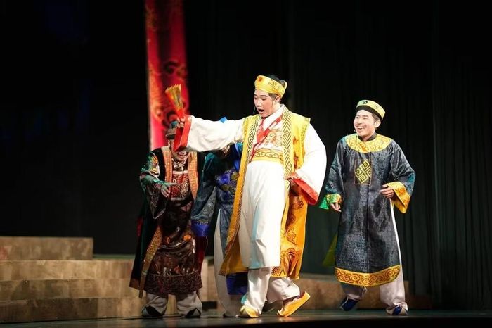 Sức gợi của "Đạo học” không chỉ đến từ việc nhắc lại những giá trị đã được khẳng định trong lịch sử mà còn từ cách đặt các giá trị ấy vào những xung đột sân khấu cụ thể. Ảnh: Nhà hát Chèo Hà Nội