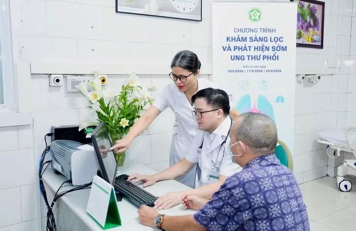 Bên cạnh cơ hội tiếp cận kỹ thuật, thông tin y khoa cũng có ý nghĩa quan trọng. Người bệnh và gia đình cần được giải thích rõ phương pháp nào phù hợp với tình trạng bệnh, lợi ích và giới hạn của điều trị, những nguy cơ có thể gặp, chi phí dự kiến cũng như nơi có thể tiếp cận dịch vụ.