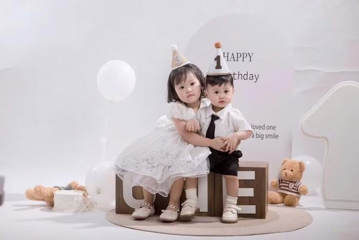 Nhắn gửi đến hai con trong tương lai, chị Vịnh nghẹn ngào: “Sau này lớn lên, khi nhìn lại hành trình gian nan bố mẹ từng trải qua để có các con, mong các con hiểu được khao khát ấy để biết trân trọng cuộc sống. Mẹ chỉ mong các con ngoan ngoãn, sống có đạo đức, biết yêu thương và trở thành người có ích. Hãy nhớ rằng, các con là tất cả của bố mẹ”.