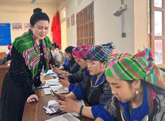 Nông dân xã Púng Luông được tập huấn nâng cao năng lực, sử dụng điện thoại thông minh, bán hàng trên các nền tảng mạng xã hội. Ảnh: Báo Lào Cai