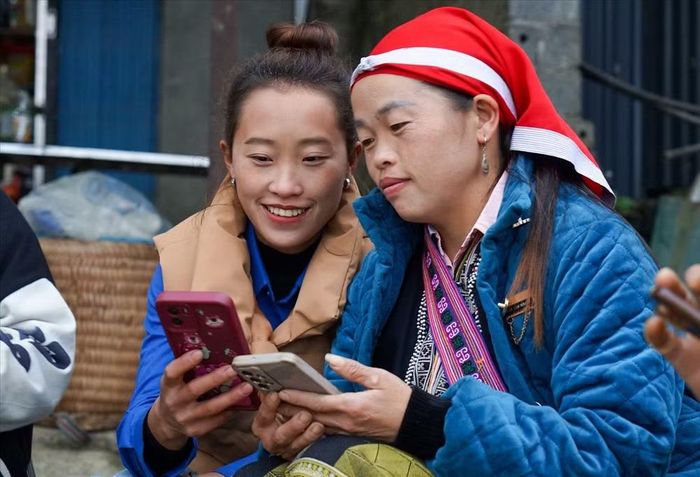Thành viên tổ “Chuyển đổi số” Đoàn thanh niên xã Tả Phìn, tỉnh Lào Cai hướng dẫn người dân bán hàng trên mạng xã hội. (Ảnh: Vũ Tuấn)