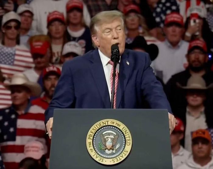 Tổng thống Mỹ Donald Trump phát biểu trong cuộc vận động tại bang Kansas ngày 19/10. Ảnh chụp màn hình.