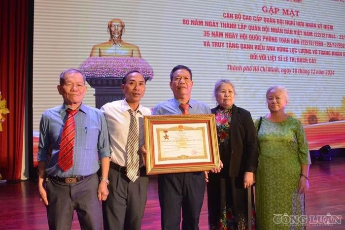 Gia đình liệt sĩ Lê Thị Bạch Cát trong ngày đón nhận danh hiệu Anh hùng lực lượng vũ trang nhân dân cuối năm 2024. Ảnh: Kim Long