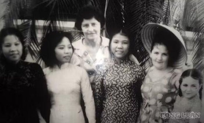Nhà giáo Lê Thị Bạch Cát (ngoài cùng, bên trái) trước khi tham gia cách mạng ở miền Nam. Ảnh gia đình cung cấp