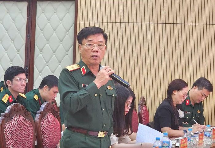 Đại diện các cơ quan của Bộ Quốc phòng trao đổi thông tin với báo chí.