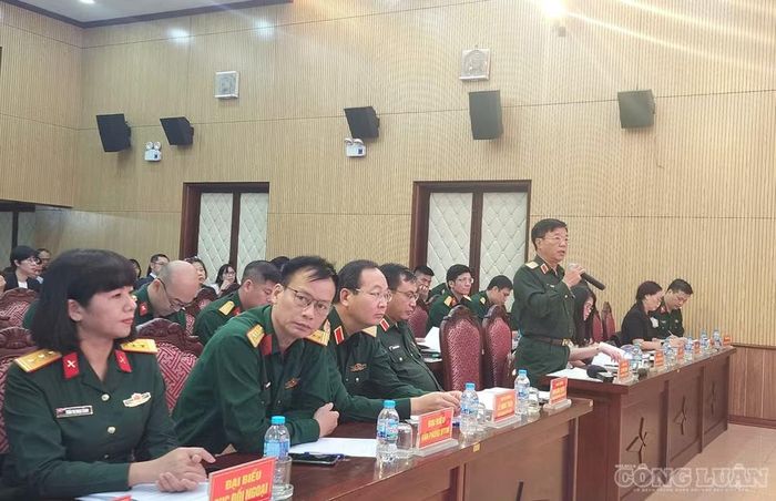 Đại diện các cơ quan của Bộ Quốc phòng trao đổi thông tin với báo chí.