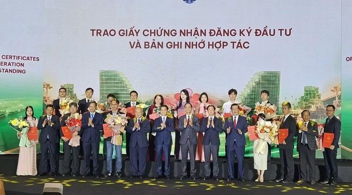 Tại Hội nghị công bố các Quyết định của Thủ tướng Chính phủ về Khu kinh tế, khởi động Khu Thương mại tự do Hải Phòng lãnh đạo thành phố Hải Phòng đã trao Giấy chứng nhận đăng ký đầu tư cho các dự án với tổng vốn đạt khoảng 3,2 tỷ USD.