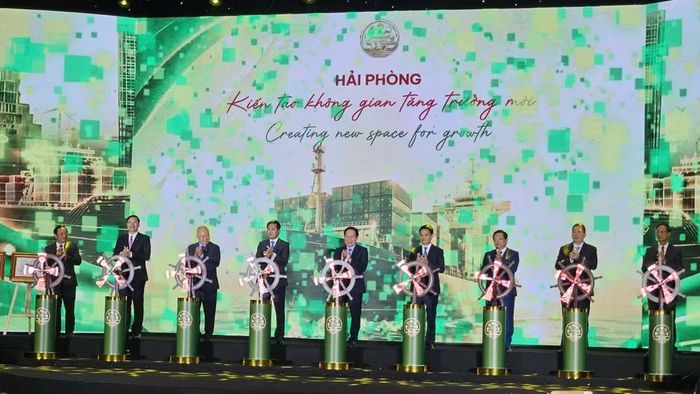 Phó Thủ tướng Chính Phủ Lê Tiến Châu cùng lãnh đạo thành phố Hải Phòng thực hiện nghi thức khởi động chuyến tàu “Kiến tạo không gian tăng trưởng mới” trong Hội nghị công bố các Quyết định của Thủ tướng Chính phủ về Khu kinh tế, khởi động Khu Thương mại tự do Hải Phòng