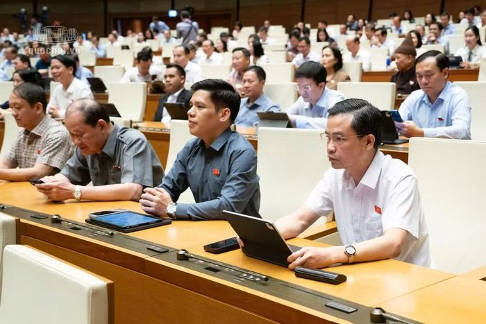 Các đại biểu Quốc hội nghe dự án Luật Điện lực (sửa đổi). Ảnh: QH