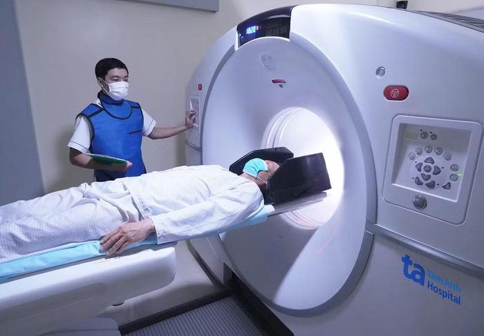 Theo chuyên gia, nếu không chủ động được nguồn dược chất phóng xạ, việc đầu tư hệ thống PET/CT có thể không phát huy hết hiệu quả. Thiết bị dù hiện đại đến đâu cũng khó phục vụ người bệnh khi thiếu loại thuốc cần thiết để thực hiện kỹ thuật. Ảnh: Bệnh viện Đa khoa Tâm Anh