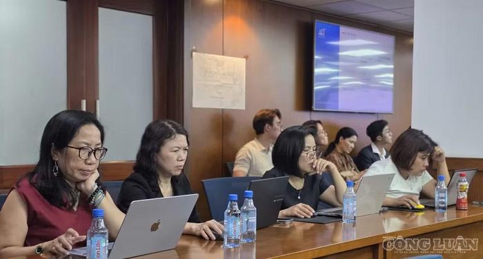 Đại diện các cơ quan báo chí tham dự đưa tin tại buổi họp báo. Ảnh: CK