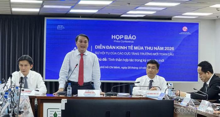 Ông Lê Trường Duy, Giám đốc Trung tâm Cách mạng Công nghiệp lần thứ 4 tại TP.HCM (HCMC C4IR) thông tin quy mô Diễn đàn Kinh tế Mùa thu 2026 tại buổi họp báo. Ảnh: Chính Kỳ.
